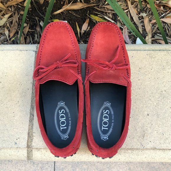 TOD’S GOMMINO DRIVING SHOES IN SUEDE.